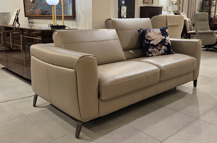 sofa i taboret Can Can dostępny w salonie Kler w Gdańsku